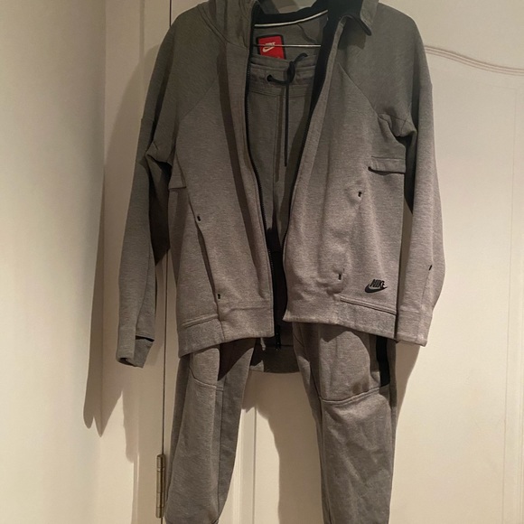 Nike 2 piece tracksuit - Picture 2 of 6
